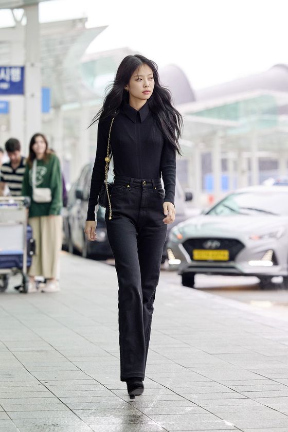 Jennie, skinny all-black airport fashion… ‘Human Chanel’ is here