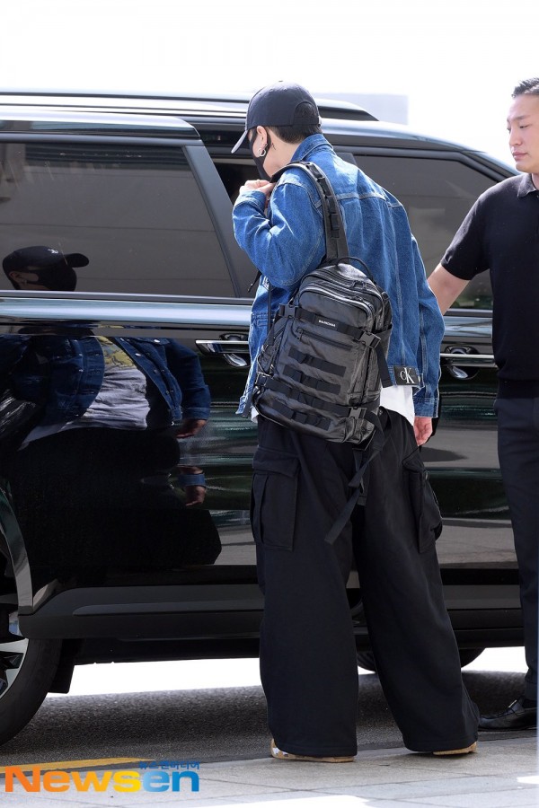 BTS' V captivates fans with cute wave at airport