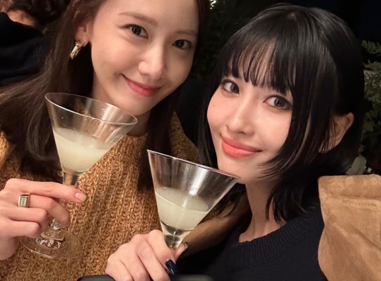 “I totally approve of this combination”.. Yoon-ah♥ Momo, idol visual line met in Paris