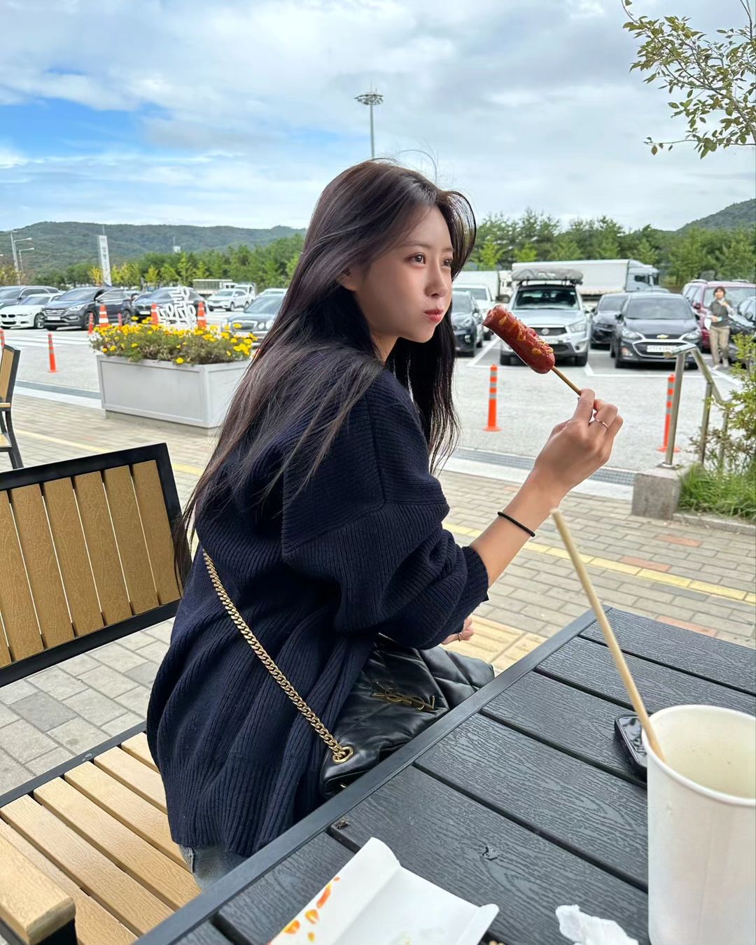 Lee Mi-joo, travels innocently with long hair