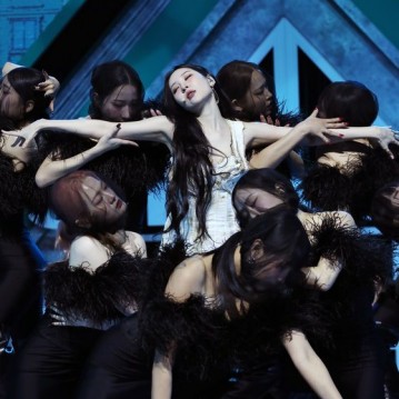 “Sunmi-ness instead of novelty” Sunmi, ‘Stranger’ is 4-dimensional, comical, and bizarre