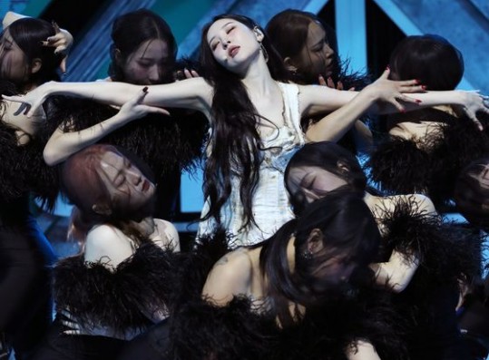 “Sunmi-ness instead of novelty” Sunmi, ‘Stranger’ is 4-dimensional, comical, and bizarre