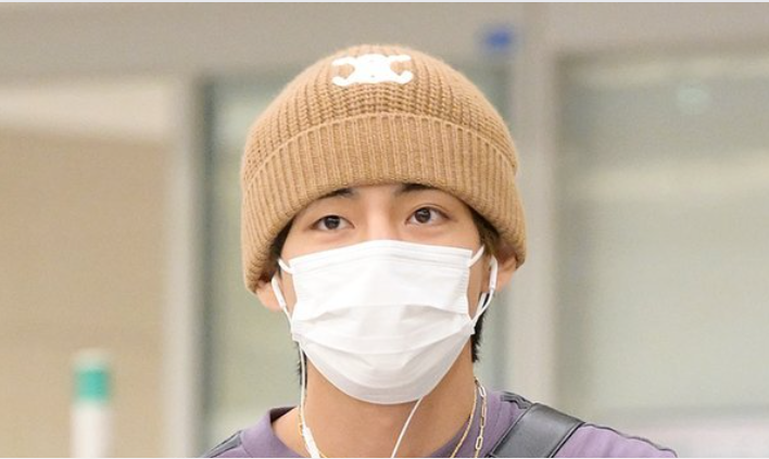 BTS V News / ʟᴀʏᴏ(ꪜ)ᴇʀ on X: Kim Taehyung at the ICN International airport  media photos : a thread  / X