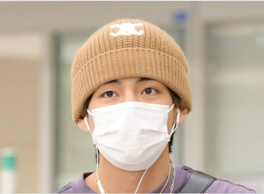 BTS's V Shocks Netizens With His Unexpected Airport Style