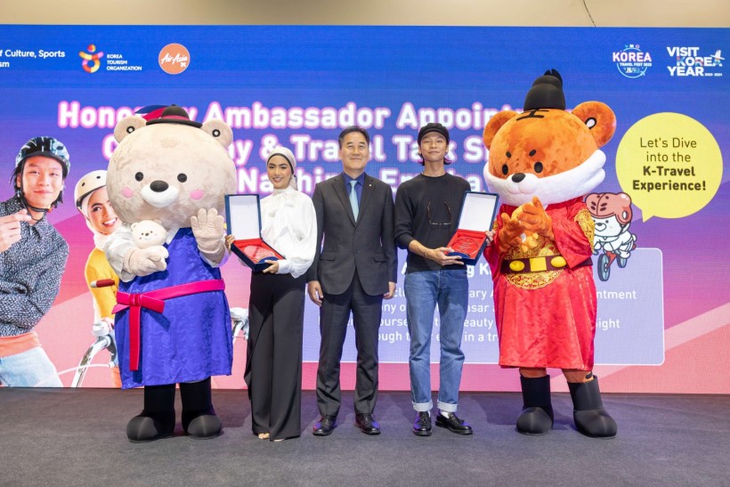 The appointment of Nadhir Nasar (right) and Erysha Emyra (left) as the Honorary Ambassadors of the Korea Tourism Organization by Mr Seo Young Choong, Executive Vice President of the International Tourism Division of Korea Tourism Organization (middle). 