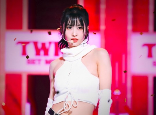 Happy Birthday, Hirai Momo! Here Are 6 Fun Facts About TWICE's 'Dancing Mo-chine'