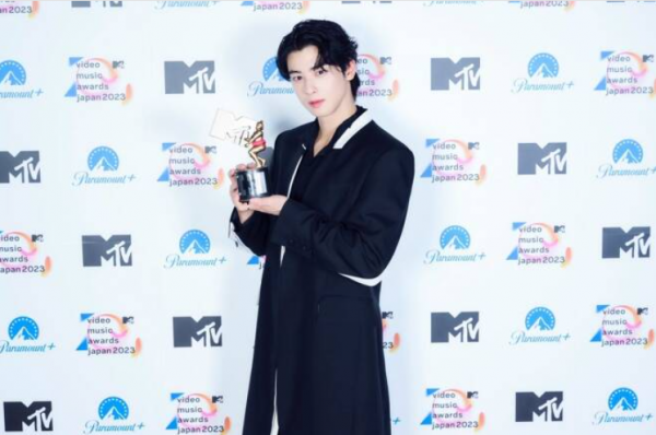 ASTRO Cha Eun Woo Receives Global Icon Award at 2023 MTV VMAJ