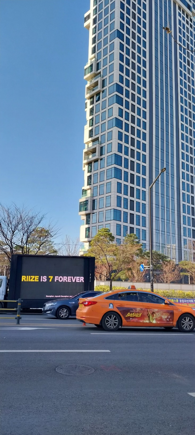 RIIZE Seunghan Receives Love from BRIIZEs + Trucks Sent in Front of SM