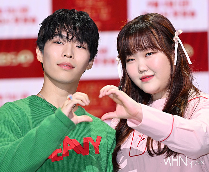AKMU Suhyun Sheds Tears —What Chanhyuk Did Warms Hearts