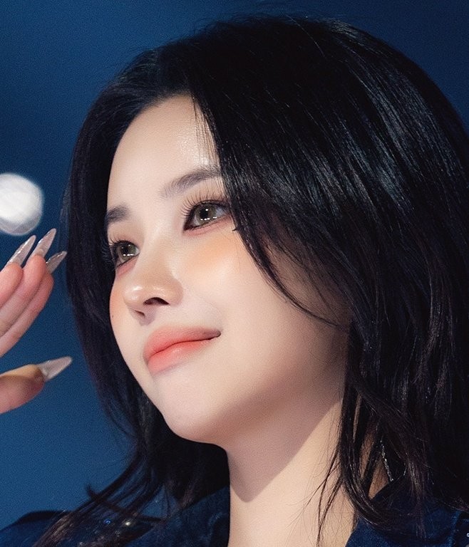 K-Netz Debate Whether THIS 4th-Gen Idol Is Still Considered 'Pretty' With No Makeup