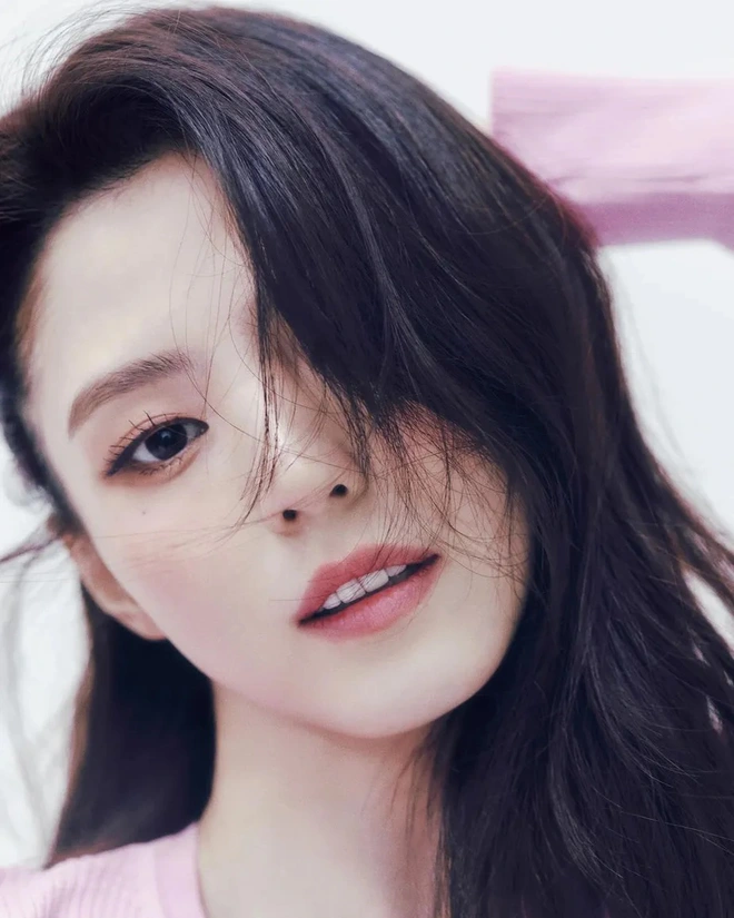 Model Draws Attention For Resemblance to NewJeans Minji & Han So Hee