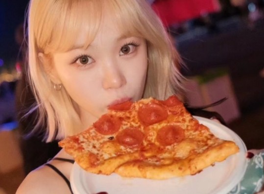 LE SSERAFIM Chaewon Posts Photo Eating Pizza, But Gets Hate Comments Instead — What's The Reason?