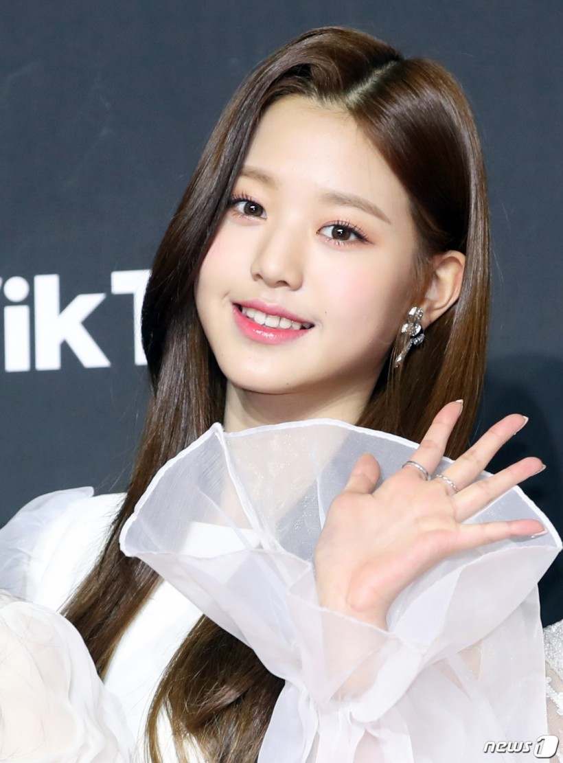 IVE Jang Wonyoung Claims She Saw a UFO, But Her Members Aren't Convinced