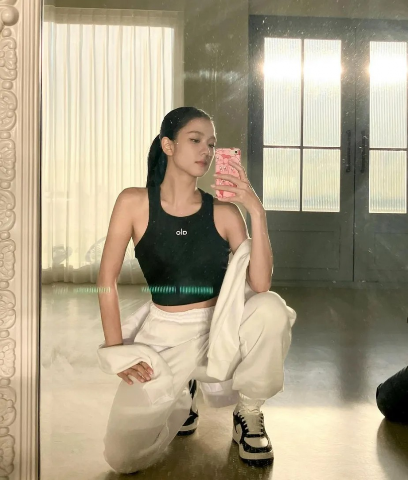 BLACKPINK Jisoo Impresses With Solid 11-Line Abs in Recent Pilates Photos: 'Just How Strong This Woman'