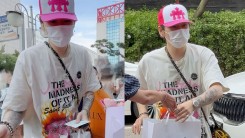 Zico Receives Gifts In Public Amid Controversy, Netizens Frustrated Over Fans: 'Shameless People'