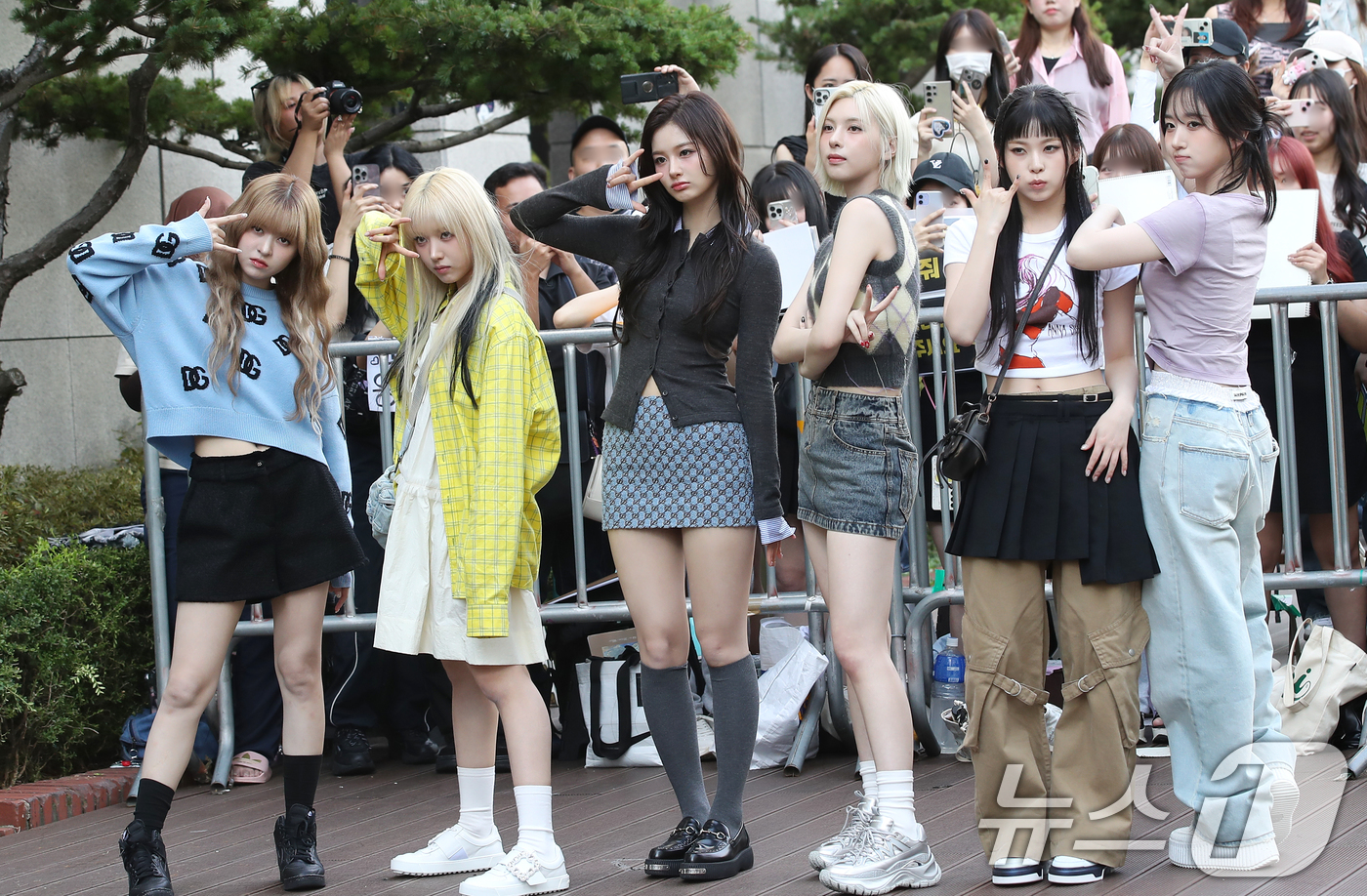 [Photo Slide Show] NMIXX Greets Fans at 'Music Bank' Recording