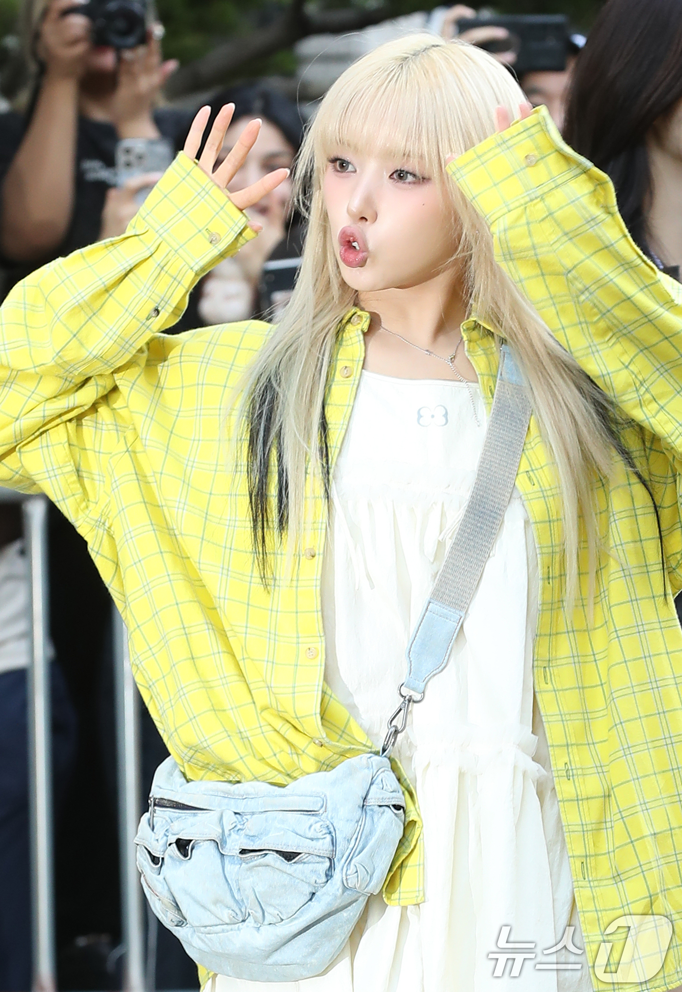 [Photo Slide Show] NMIXX Greets Fans at 'Music Bank' Recording