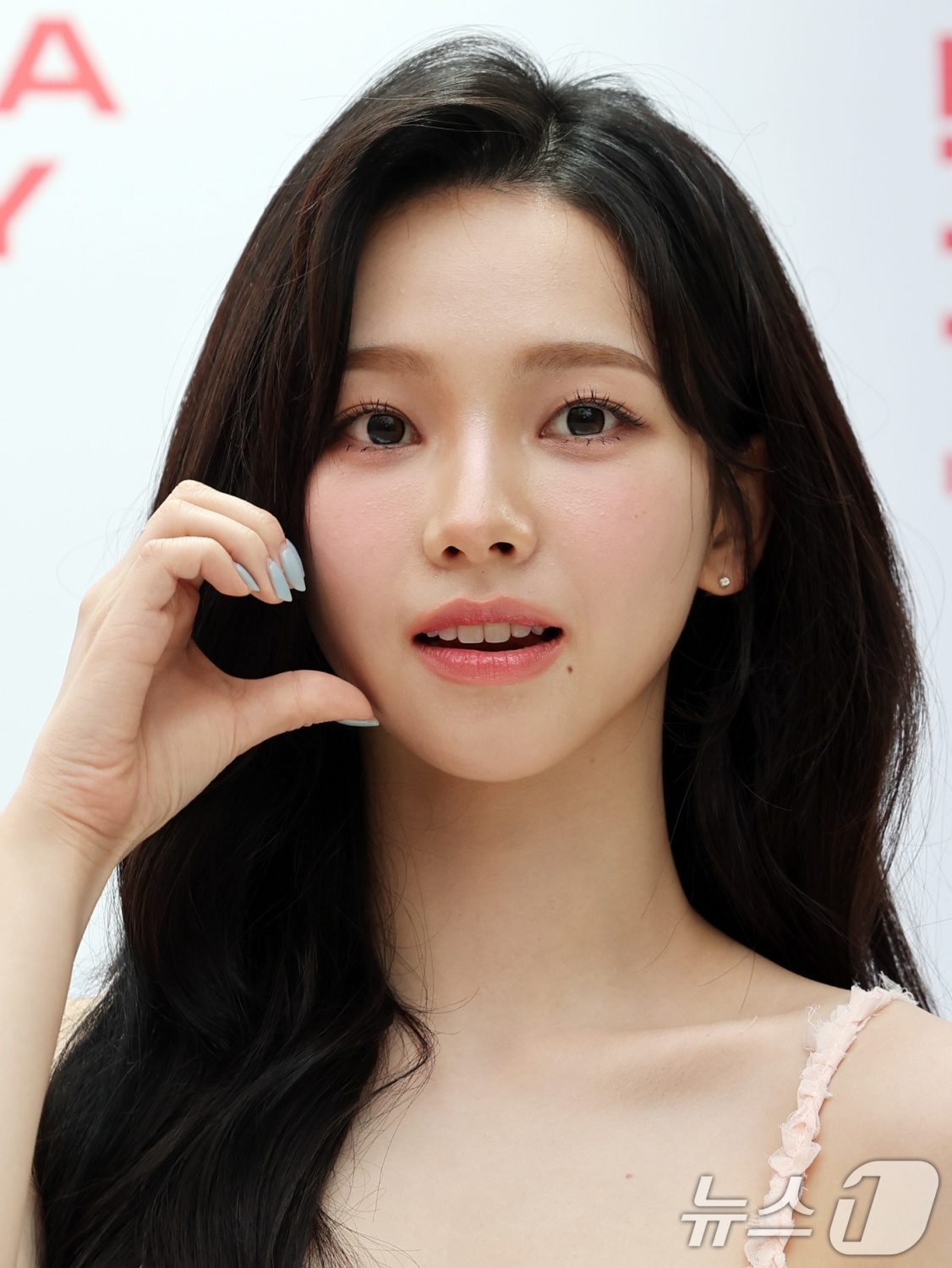 [PhotoSlide] Aespa's Karina Captivates at Musinsa Beauty Festa Event