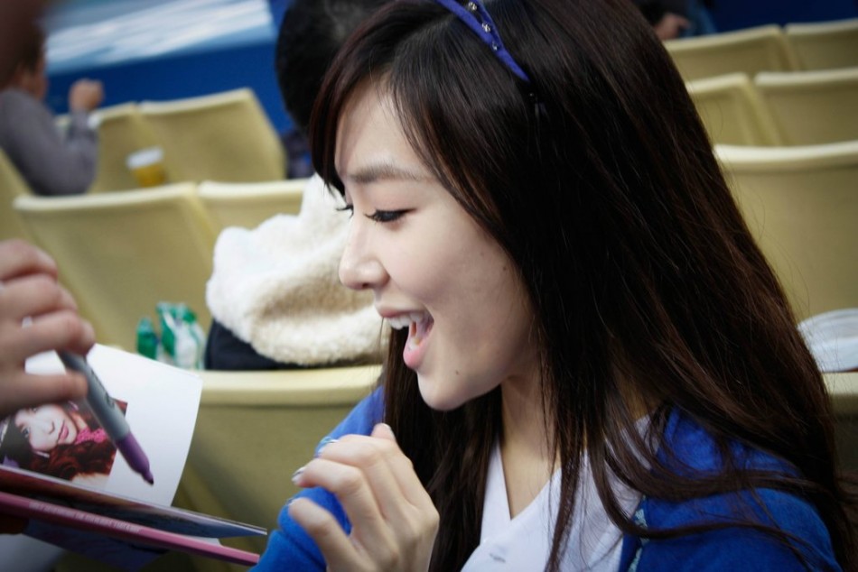 Girls' Generation's Tiffany at Dodger Stadium in Los Angeles [PHOTOS