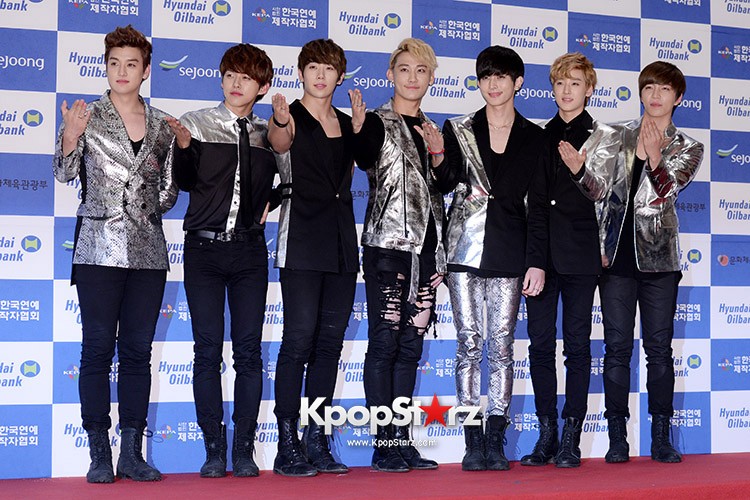 EXO - Infinite - U-KISS - ZE:A Photo Time at '2013 Dream Concert ...