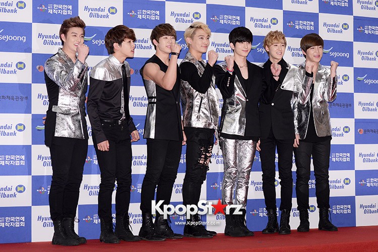 EXO - Infinite - U-KISS - ZE:A Photo Time at '2013 Dream Concert ...