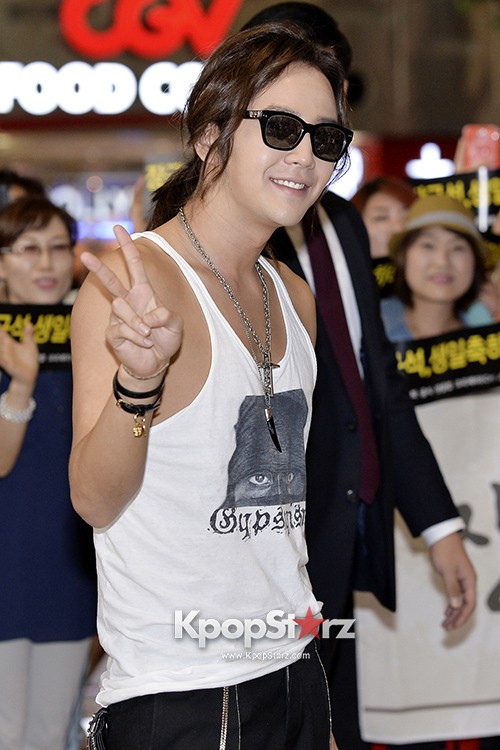 Jang Keun Suk Casual Chic While Leaving for Birthday Ceremony with Fans ...