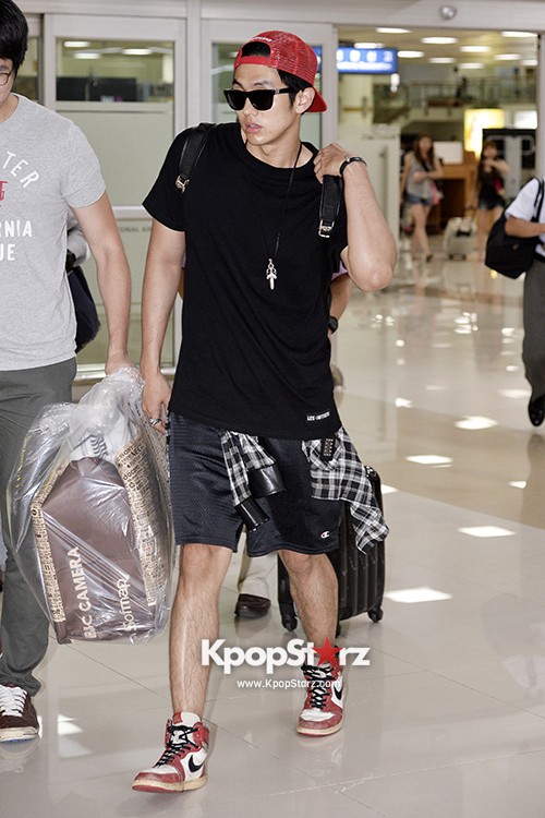 2AM Seulong Wears Trendy Snapback Hat Returning to Korea from Japan ...