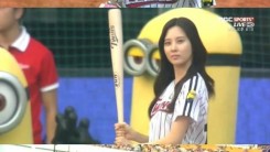 Update: Taeyeon Throws Opening Pitch with Seohyun Batting at LG Twins and  Nexen Heroes Baseball Game