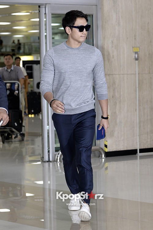 Rain Casual Outift upon Return to Korea - Sep 3, 2013 [PHOTOS] | KpopStarz