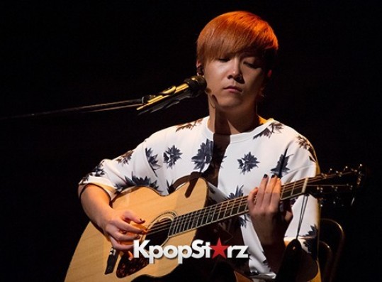 FTISLAND Lee Hong Ki Plays the Guitar at Premium Event