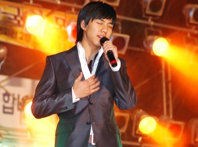 Photo Collection Of Lee Seung Gi Singing Photos Kpopstarz